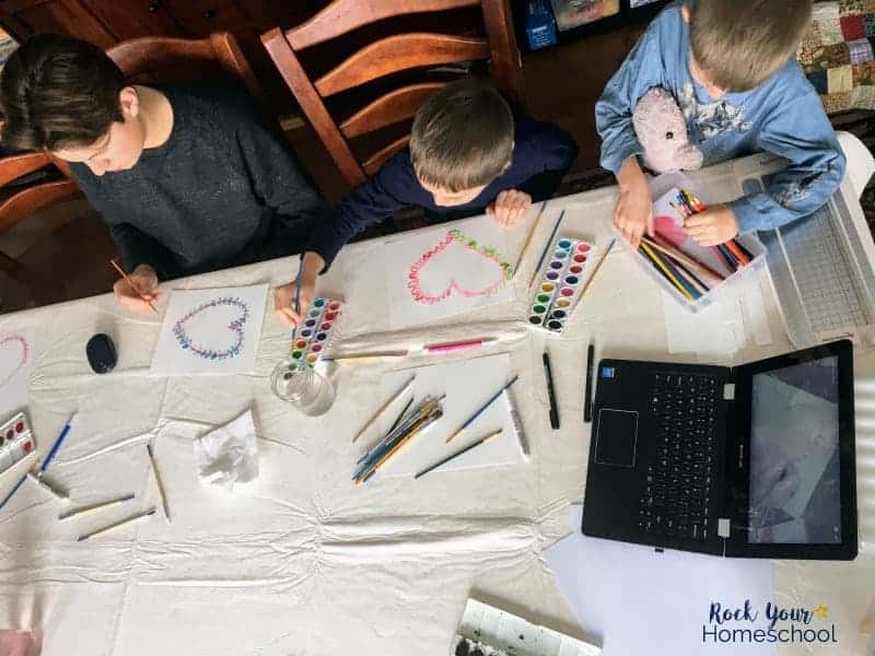 Your kids will enjoy these homeschool art classes that are fun & affordable.