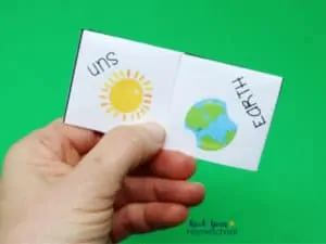 You'll have a wonderful time with this easy-to-use Earth Day cootie catcher.