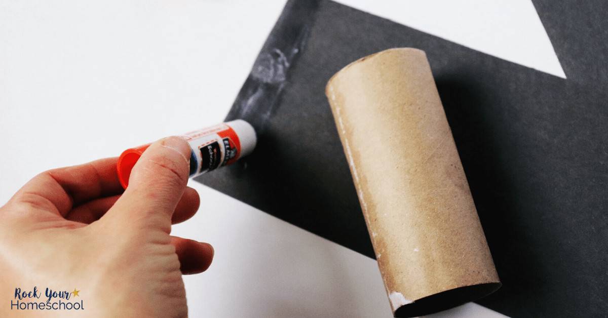 Your kids will have such fun making & using this Magic Microphone for simple & fun things to do at home.