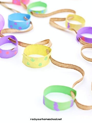 Example of toilet paper roll Easter craft for kids that makes a DIY egg garland.