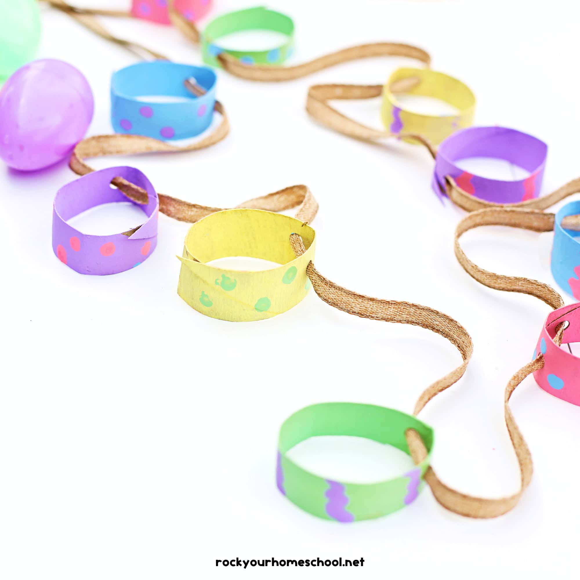 Example of toilet paper roll Easter craft for kids that makes a DIY egg garland.